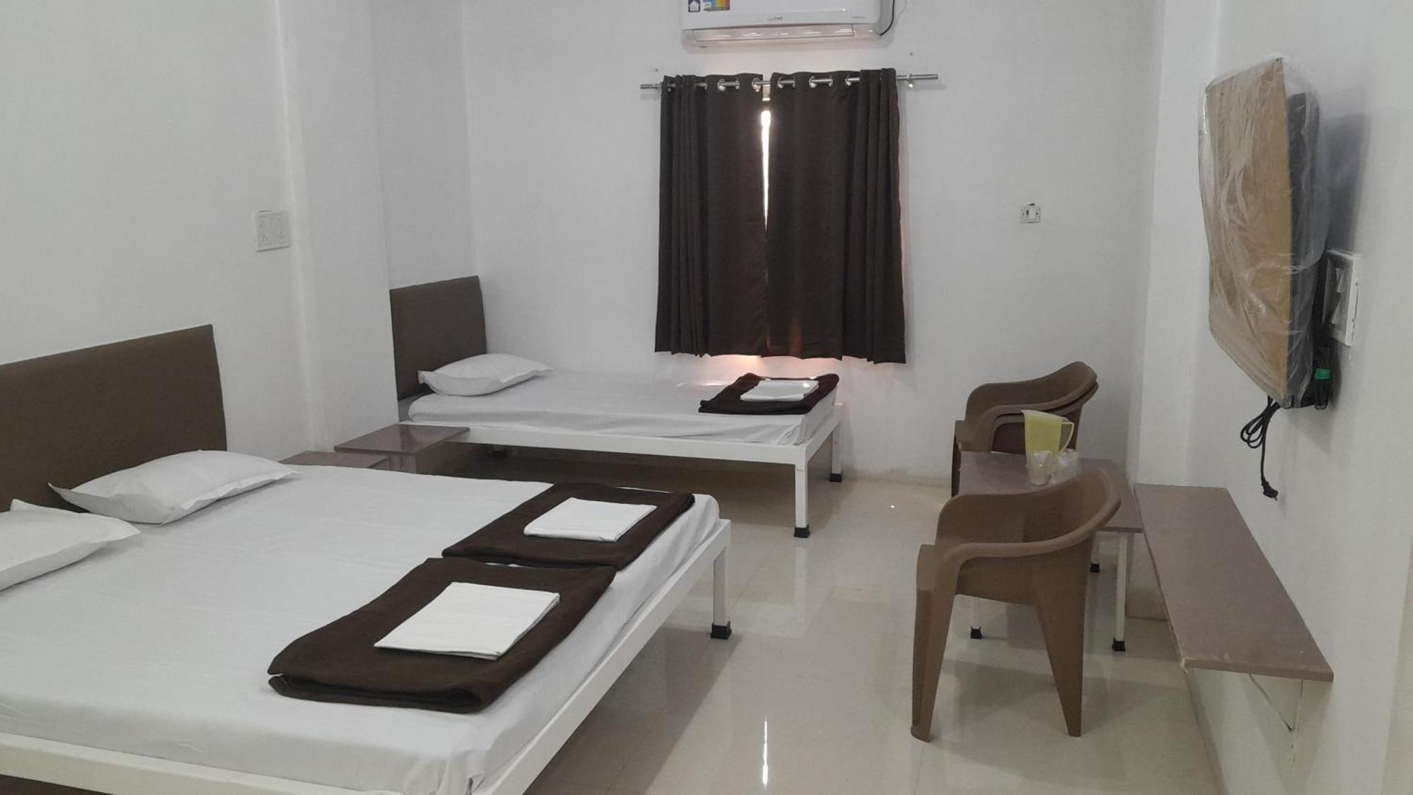 Hotel Gulati Suites Washim Exterior foto